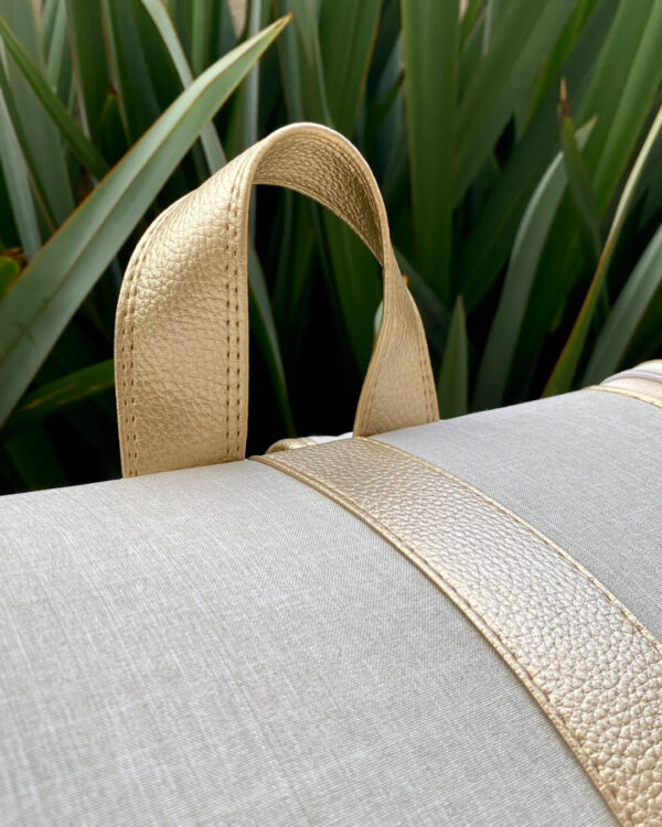 Mochila 2 em 1 com alça fixa - Linho Bege Cru com Dourado - Imagem 5