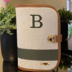 Porta Caderneta - Linho bege cru + caramelo + verde